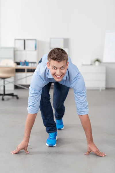 Людина щасливий молодих офіс у Крауч початкове положення — стокове фото