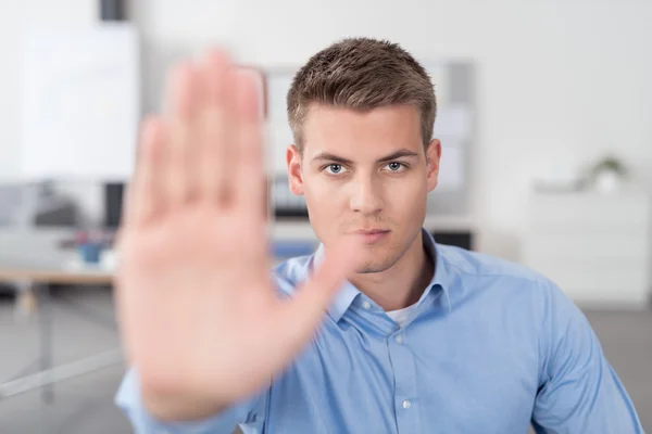 Precioso joven empresario mostrando señal de mano parada —  Fotos de Stock