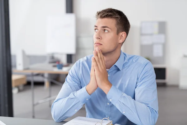 Nadenkend zakenman opzoeken met handen op kin — Stockfoto