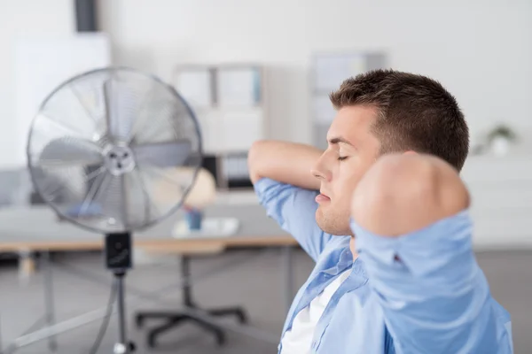 Geschäftsmann entspannt auf seinem Stuhl im Büro — Stockfoto