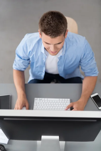 Homem de escritório trabalhando no computador em vista de ângulo alto — Fotografia de Stock