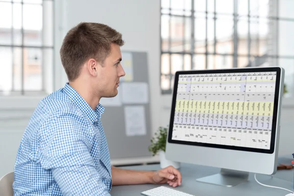 Giovane imprenditore guardando il suo schermo del computer — Foto Stock