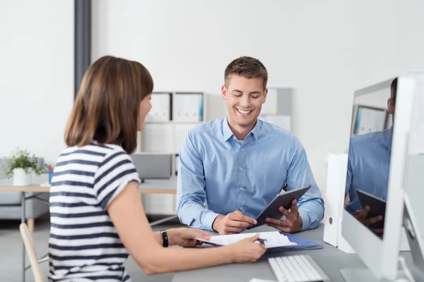 Pessoas de negócios felizes conversando com Tablet Computer — Fotografia de Stock