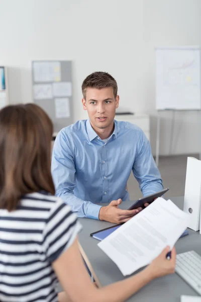 Office Man praten met zijn Manager aan de tafel — Stockfoto