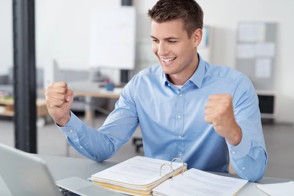 Framgångsrik ung affärsman sitter vid sitt skrivbord — Stockfoto