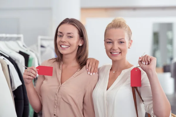 Meilleurs amis montrant étiquette rouge à l'intérieur du magasin — Photo