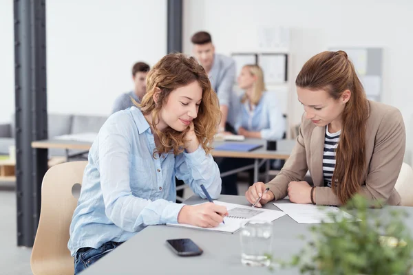 Female Office Workers Talking About the Document — Stock Photo, Image