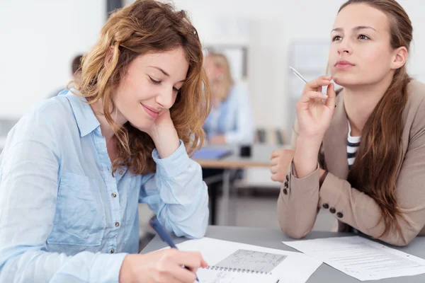 Två kontors kvinnor i brainstorming vid bordet — Stockfoto