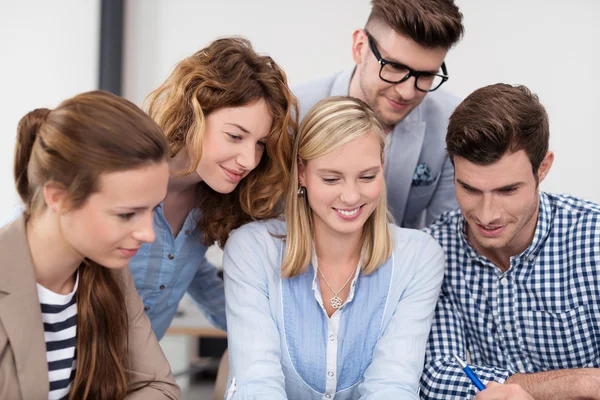 Kantoormedewerkers die iets op tafel kijken — Stockfoto