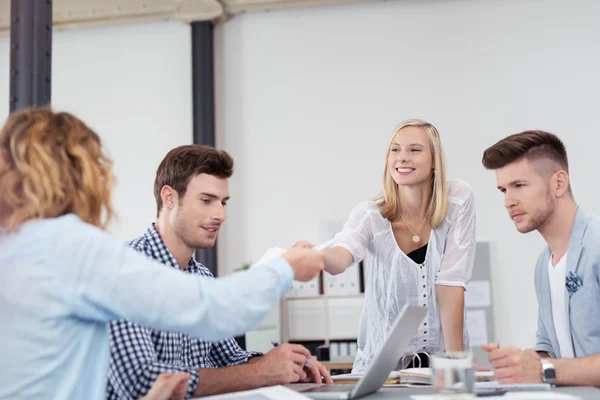 Grupo de jóvenes empresarios dentro de la sala de juntas — Foto de Stock