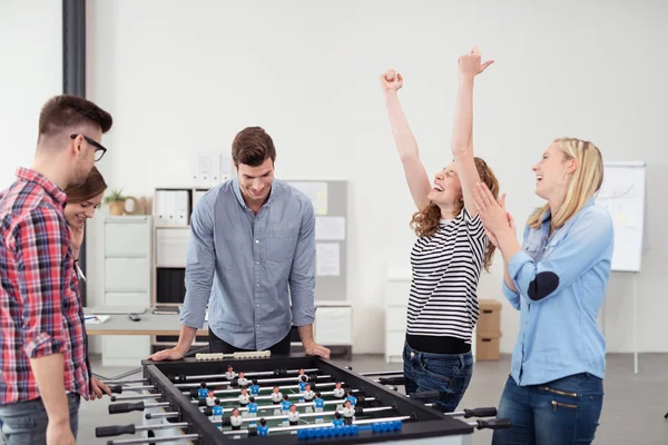 Junge Büroangestellte genießen Tischkicker — Stockfoto