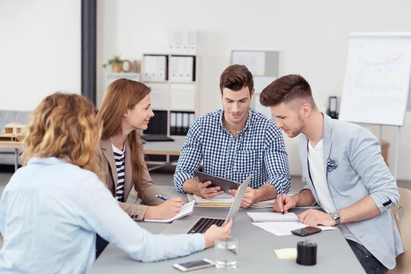 Geschäftsleute treffen sich mit Computern — Stockfoto