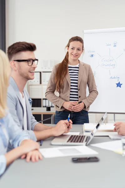 Leader del team femminile Ascoltare il Colleague Talking — Foto Stock