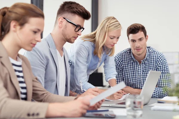 Drukke kantoor mensen die een meeting in boardroom hebben — Stockfoto