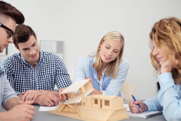 Ontwerpers die samenwerken aan een model huis — Stockfoto