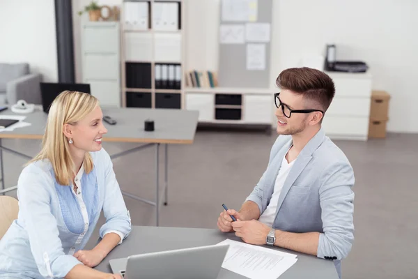 Two Young Businesspeople Talking In the Office — Stock Photo, Image