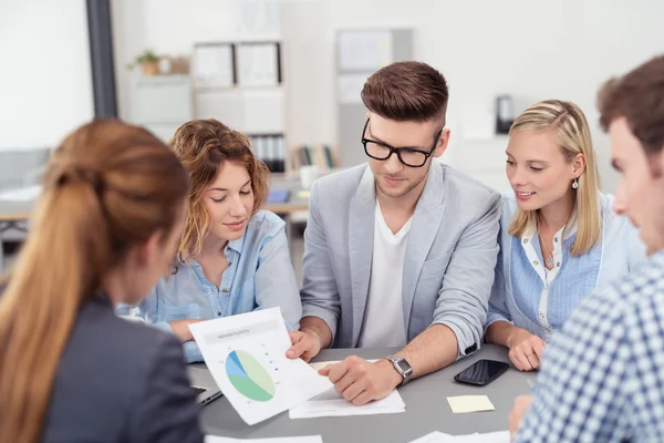 Des employés de bureau en réunion regardant un graphique — Photo