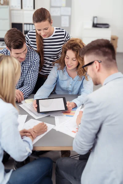 Kantoor mensen die naar het lege tablet scherm kijken — Stockfoto