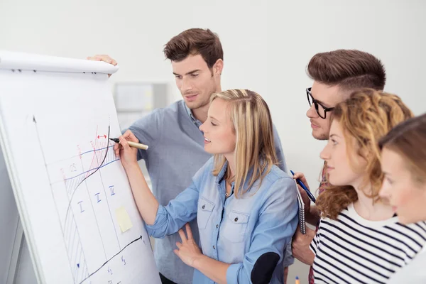 Junge Geschäftsleute machen gemeinsam Grafik — Stockfoto