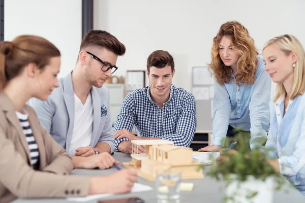 Designer betrachten Haus-Miniatur auf dem Tisch — Stockfoto