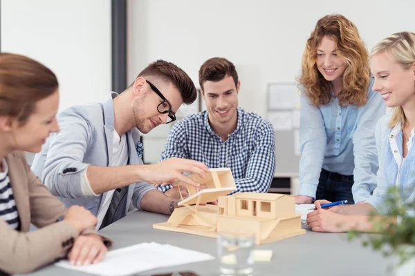 Jóvenes arquitectos lluvia de ideas para nuevas ideas de la casa —  Fotos de Stock