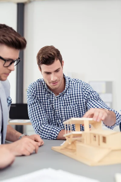 Jeunes architectes Concevoir une nouvelle maison Miniature — Photo