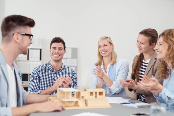 Gruppe von Designern klatscht Hände für Kollegen — Stockfoto