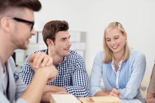 Guapo chico admirar su bonita colega — Foto de Stock