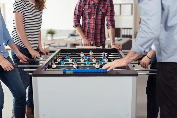 Oficina de la gente jugando juego de fútbol de mesa — Foto de Stock