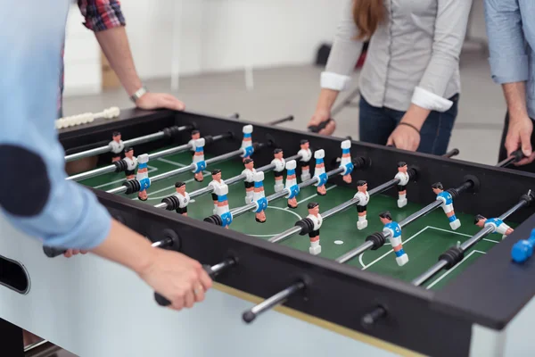 Grupo de Trabalhadores de Escritório Jogando Jogo de Futebol de Mesa — Fotografia de Stock