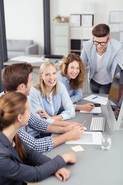 Mooie vrouwen glimlachend bij de camera tijdens een vergadering — Stockfoto