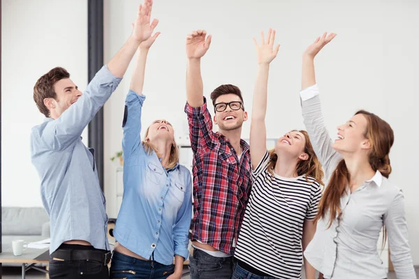 Boldog fiatal irodai munkás kezekkel a levegőben — Stock Fotó