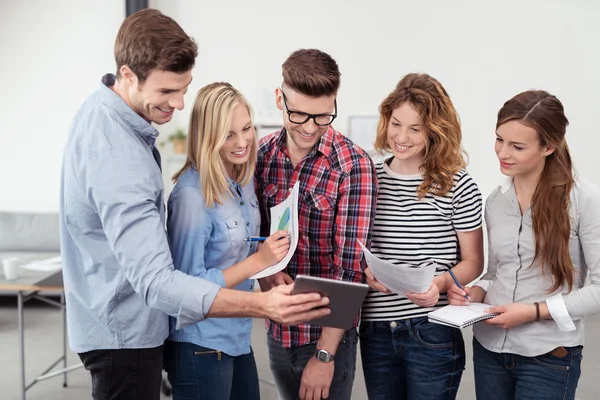 Jóvenes de oficina mirando la tableta juntos — Foto de Stock