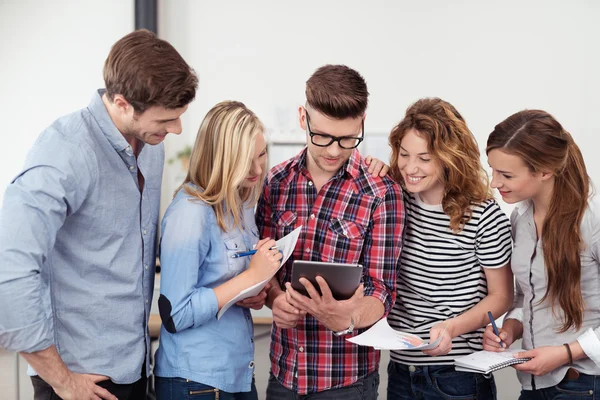 Office-mensen die samen naar de Tablet kijken — Stockfoto