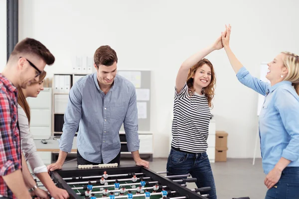 Todos os trabalhadores do escritório das meninas ganharam no jogo de futebol de mesa — Fotografia de Stock