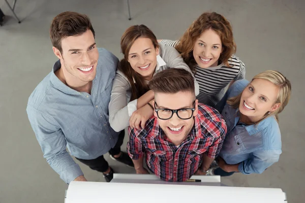 Wesoły Workmates patrząc na aparat fotograficzny z góry — Zdjęcie stockowe