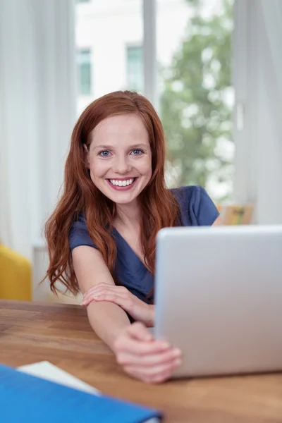 Mulher feliz com laptop sorrindo para a câmera — Fotografia de Stock