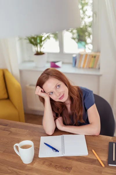 Chica reflexiva apoyada en su codo sobre la mesa —  Fotos de Stock