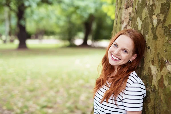 Charming Young Woman Leaning Against Tree — Stock Photo, Image