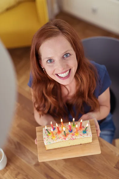 Vivace bella donna che tiene la sua torta di compleanno — Foto Stock