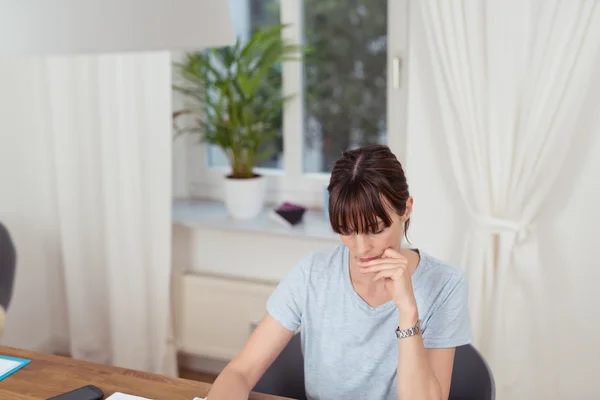 Perempuan Membaca di Home Office-nya Serius — Stok Foto