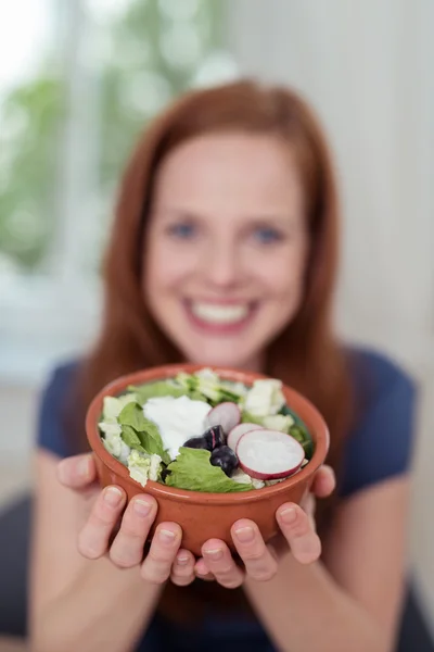 Femme tenant un bol de salade de légumes frais — Photo