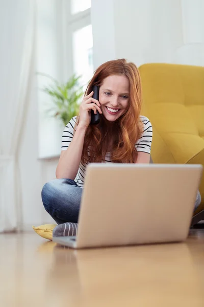 Sonriente mujer feliz hablando en su móvil — Foto de Stock