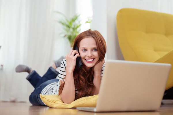 Mulher no telefone Relaxante na sala de estar com laptop — Fotografia de Stock