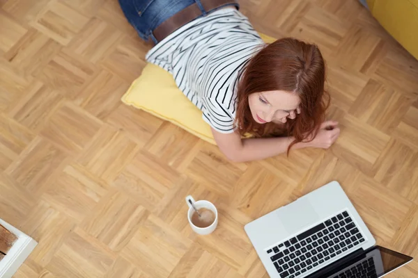 Femme se détendre sur le sol avec ordinateur portable et café — Photo