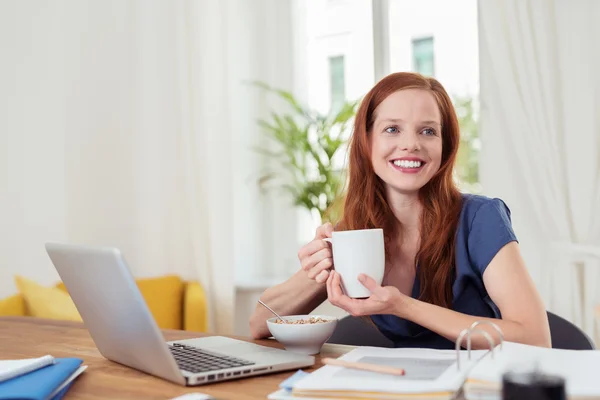 Happy Woman Petit déjeuner à son bureau à domicile — Photo