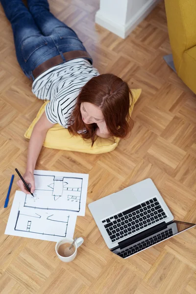 Woman Lying on the Floor and Sketching on Paper — 图库照片