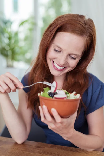 Glückliche hübsche Frau mit Schüssel Gartensalat — Stockfoto