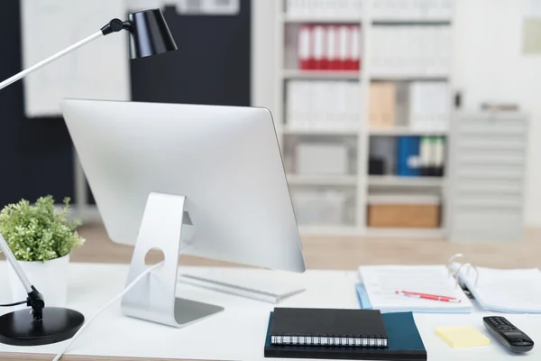 Table de bureau avec ordinateur et notes d'affaires — Photo