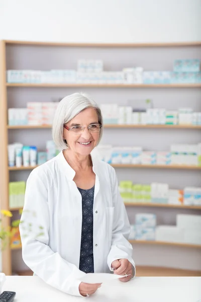 Freundliche Apothekerin mit einem schönen Lächeln — Stockfoto